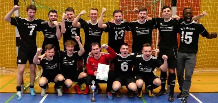 Die erfolgreichen A-Junioren des TuS Mayen mit Trainer Christophe Bokumabi. Fußballverband Rheinland/SK