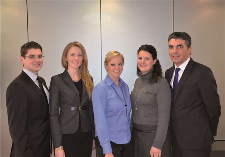 Die erfolgreichen Absolventen Daniel Zimmermann, Helene Theis, Astrid Israel und Christina Caspers gemeinsam mit Vorstand Walter Müller (v.l.). privat