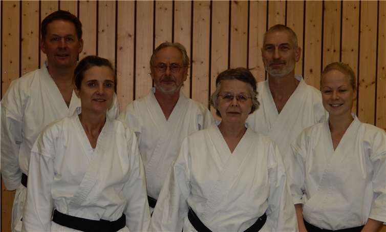 Die erfolgreichen Absolventen der Dan Prüfungen (v.li.): Andreas Krechting (3. Dan), Bettina Weber (1. Dan), Nobert Rosenstein (3. Dan), Ursula Löhr (2. Dan), Horst Weber (2. Dan) und Lisa-Marie Rosenstein (2. Dan).Privat