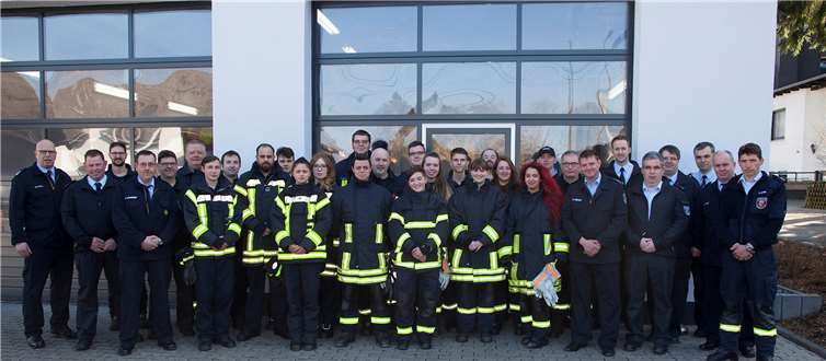 Die erfolgreichen Absolventen der Erstausbildung mit ihren Ausbildern, den Wehrleitungen und dem Bürgermeister Volker Mendel.  Feuerwehr VG Puderbach