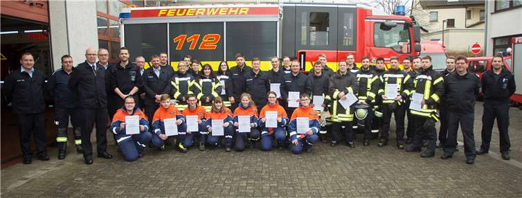 Die erfolgreichen Absolventen der Erstausbildung mit ihren Ausbildern und den Wehrleitungen.Foto: Feuerwehr VG Puderbach