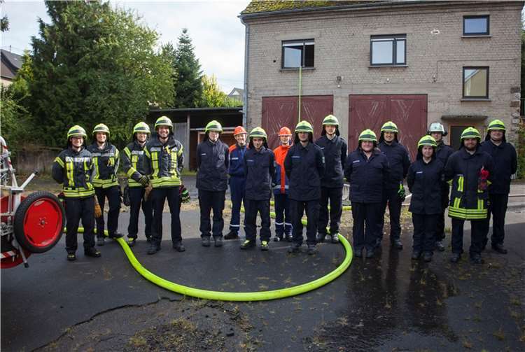 Die erfolgreichen Absolventen der Erstausbildung mit ihren Ausbildern.Foto: Feuerwehr VG Dierdorf