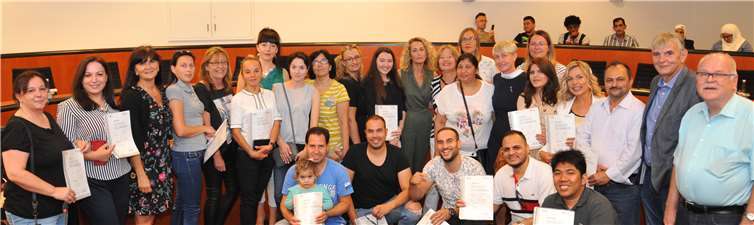 Die erfolgreichen Absolventen des Deutsch-Sprachkurses für Zuwanderer haben jetzt während einer Feierstunde im Historischen Rathaus ihre Zertifikate aus den Händen von Bürgermeister Claus Peitz (2. v. r.) und VHS-Geschäftsführer Günter von Blohn (r.) erhalten. Foto: Stadt Andernach/Maurer