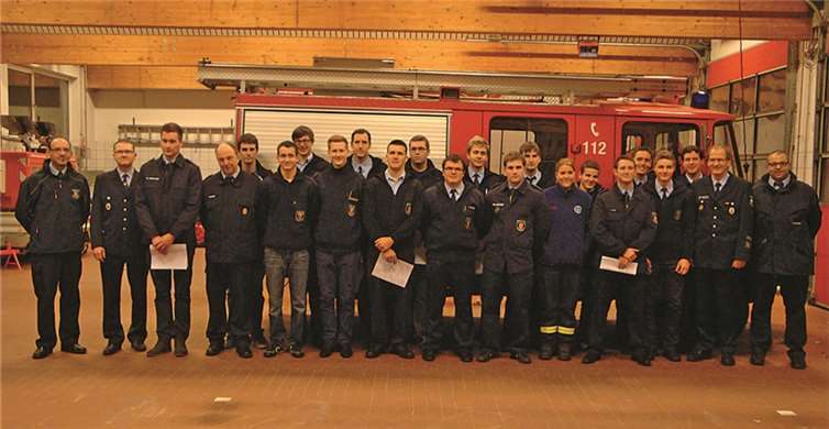 Die erfolgreichen Absolventen des Lehrgangs nahmen die Glückwünsche des stellvertretenden Kreisfeuerwehrinspekteurs Rainer Nell und des Kreisausbilders Udo Mohr entgegen. privat