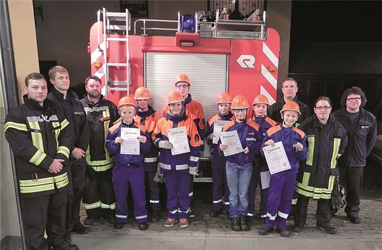 Die erfolgreichen Absolventen zur Jugendflamme 1 mit Thorsten Zepp (2.v.r.) Daniel Berresheim (1.v.r) und ihren Ausbildern. Privat