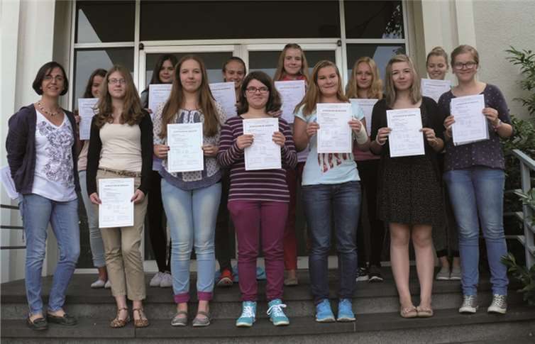 Die erfolgreichen Absolventinnen mit Frau Hannuschke. privat