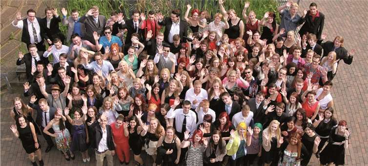 Die erfolgreichen Absolventinnen und Absolventen des Berufskollegs Rheinbachs.