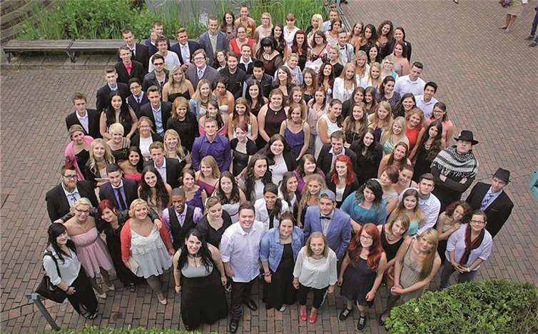 Die erfolgreichen Absolventinnen und Absolventen des Berufskollegs Rheinbach. privat