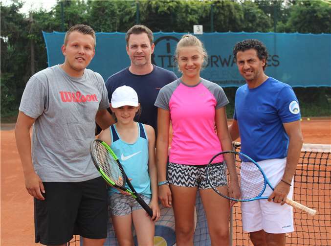 Die erfolgreichen Akteure des TC Mülheim-Kärlich mitihren Trainern Thorsten Müller (Zweiter von links) und Bijan Wardjawand (rechts).privat
