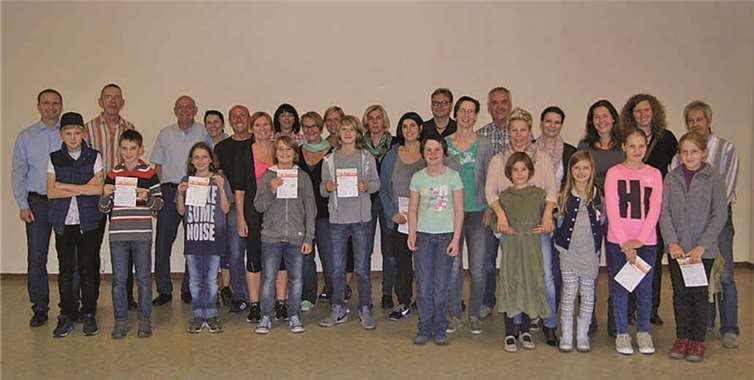 Die erfolgreichen Aktiven und ihre Betreuer. privat