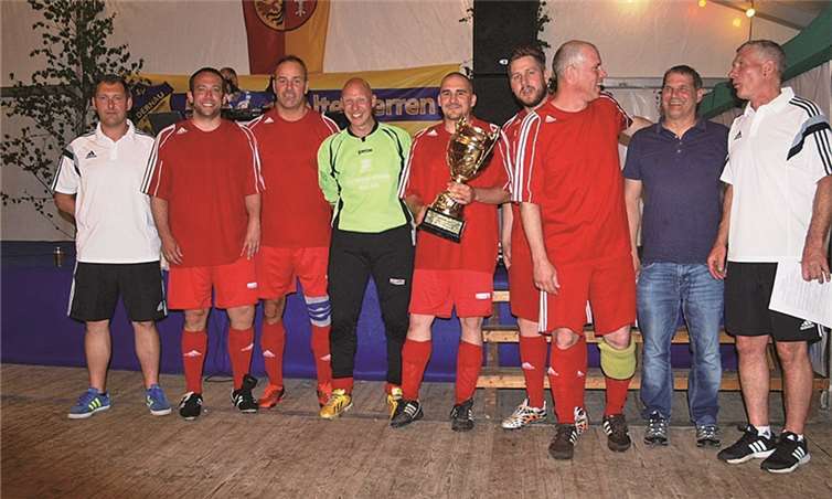 Die erfolgreichen Alten Herren des ABC bei der Siegerehrung. wite