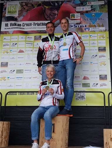 Die erfolgreichen Athleten: Petra Jungen sowie (stehend von links) Hansi Theobald und Oliver Jungen.Foto: privat