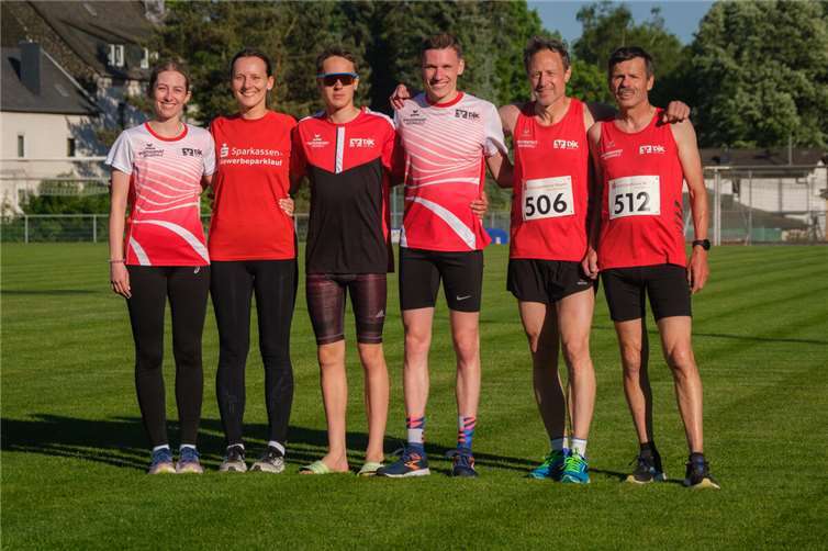 Die erfolgreichen Athleten der DJK Ochtendung nach dem Läuferabend in Mayen. V.l.n.r.: Verena van Beek, Carolin Endres, Moritz Blank, Jannik van Beek, Markus Theisen und Rainer Eich.  Foto: Christoph Blank