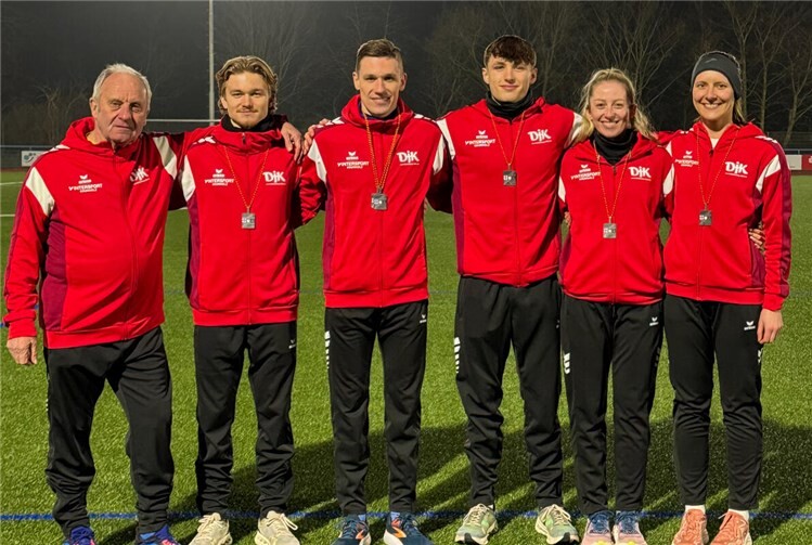 Die erfolgreichen Athleten der DJK Ochtendung präsentieren stolz ihre Medaillen nach einem starken Auftritt bei den Rheinland-Pfalz-Hallenmeisterschaften in Ludwigshafen.Foto: Moritz Blank