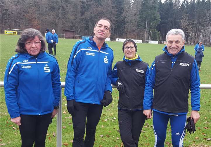 Die erfolgreichen Athleten der LG Laacher See (von links Marita Fronnert, Dr. Parvis Torbati, Elisabeth Waldorf und Klaus Jahnz) vor dem Start auf dem Sportplatz in Auderath. Es fehlt Michael Rüb.Foto: privat