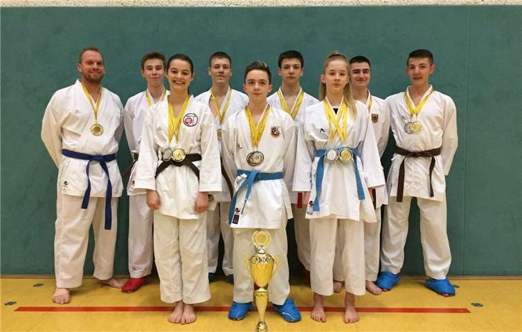 Die erfolgreichen Athleten der Puderbacher Meisterschmiede.Quelle: Karate-Club-Puderbach e.V.