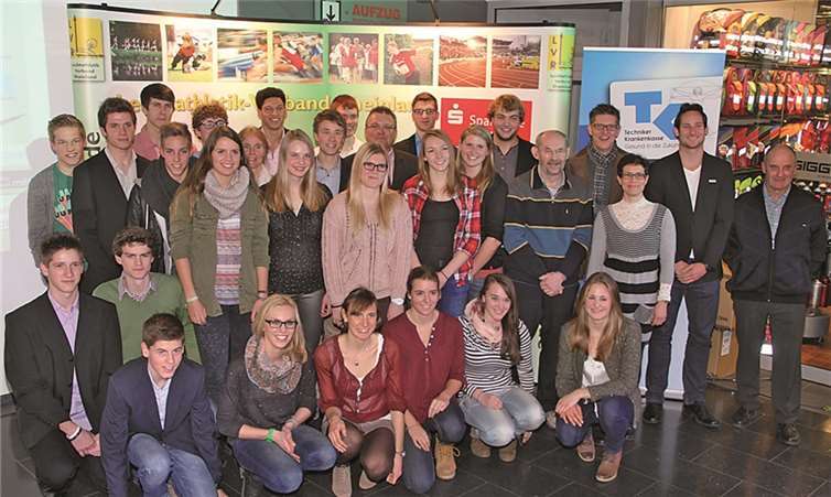 Die erfolgreichen Athletinnen und Athleten des LVR bei der Meisterfeier im Koblenzer Schängel-Center. Engel