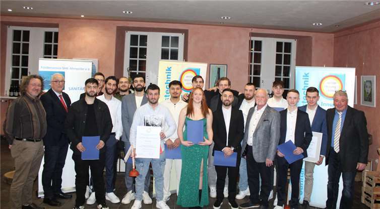 Mut, Einsatz und Durchhaltevermögen Die erfolgreichen Auszubildenden des SHK-Handwerks erhielten in feierlichem Rahmen ihre Abschlusszeugnisse. Foto: DU
