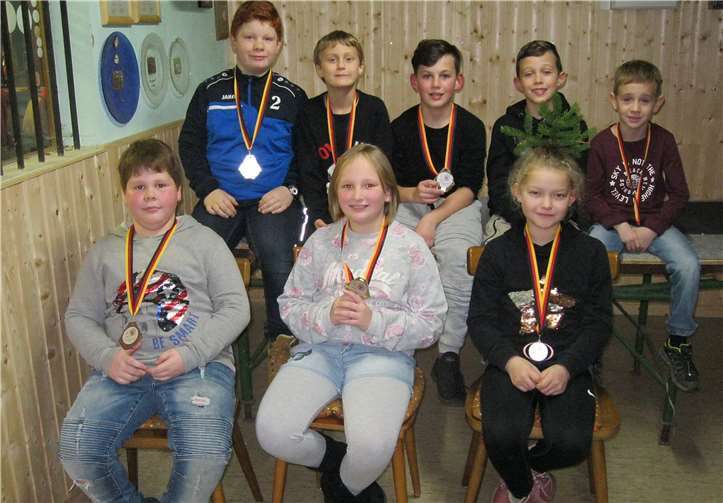 Die erfolgreichen BSC-Jungschützen mit dem Laser (Licht-) Gewehr. privat