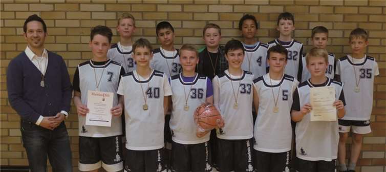 Die erfolgreichen Basketballer beim Foto-Termin mit ihrem Trainer. privat