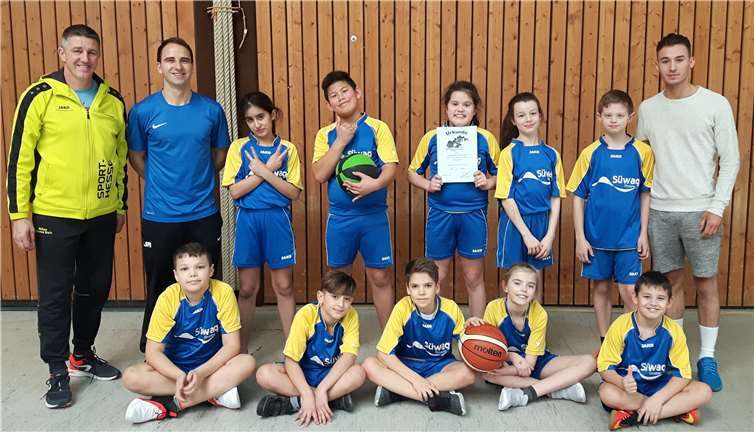 Die erfolgreichen Basketballer der Grundschule Weißenthurm mit ihren Trainern.privat