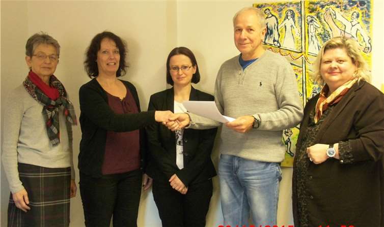 Die erfolgreichen Betreuungskräfte freuen sich über ihre Zertifikate: (V.l.) Dozentin Marianne Schäfer, Absolventinnen Sandra Corves und Nicole Rehfeldt. Geschäftsführer Bethesda-St. Martin gGmbH Werner Bleidt, Kursleiterin Carmen Mitscher. privat