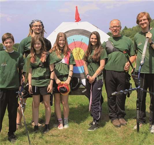 Die erfolgreichen Bogenschützen des TV Cochem: (Von links) Jakob Berg, Julian Kahlstadt (hinter Nina Welz), Nina Welz, Anna-Lena Welz, Lisa Schneiders, Rüdiger Welz und Paul Heine. privat