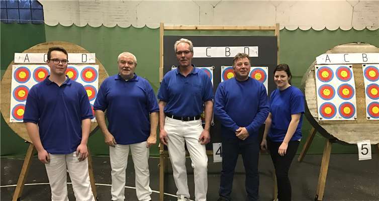 Die erfolgreichen Bogenschützen (von links): Manuel Neihs, Otmar Haas, Guido Bartz, Gerd Nett und Stefanie Anna Gorges.privat