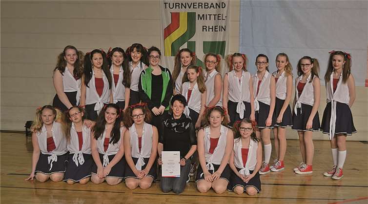 Die erfolgreichen Dancing Girls des TV Weißenthurm mit Trainerin und Urkunde. privat