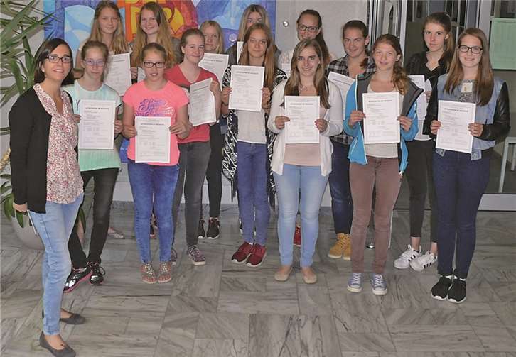 Die erfolgreichen Delfinnen mit ihrer Lehrerin, Karine Hannuschke, – es fehlt Lisa W.privat