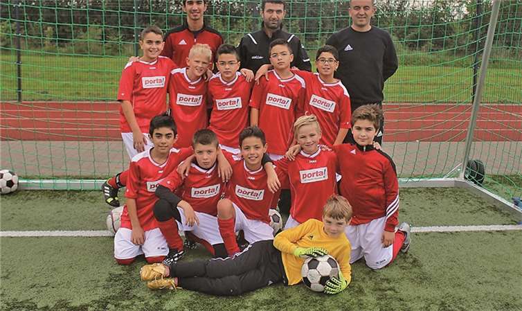 Die erfolgreichen E-Junioren des SV Rot-Weiß Merl mit dem Trainer- und Betreuerteam Yilmaz Bekiroglu, Muhettin Yildirim und Muhammed Celik.privat