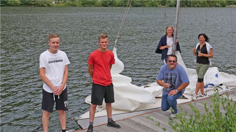 Die erfolgreichen Fünf (v.l.): Daniel und Florian Harwardt (Motorboot), Helge Czulkowski, dahinter Tanja Pirmann auf dem Boot und Samira Naoui (Segel). Foto: privat