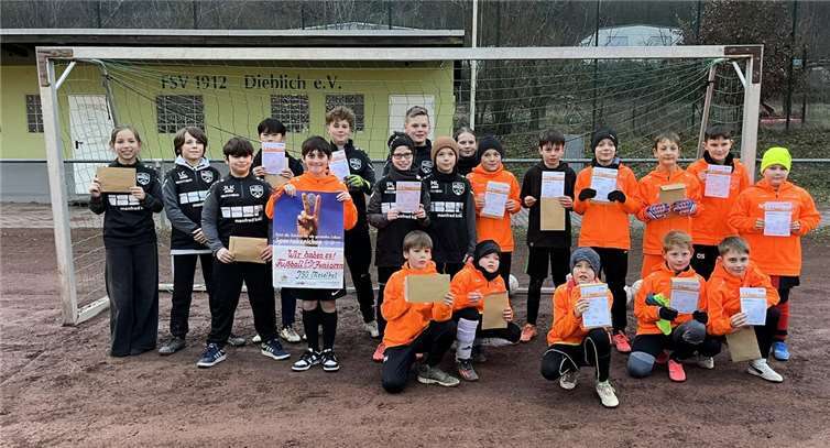 Die erfolgreichen Fußball-E- und D-Junioren nach der Sportabzeichenverleihung. Foto: Marian Linsel