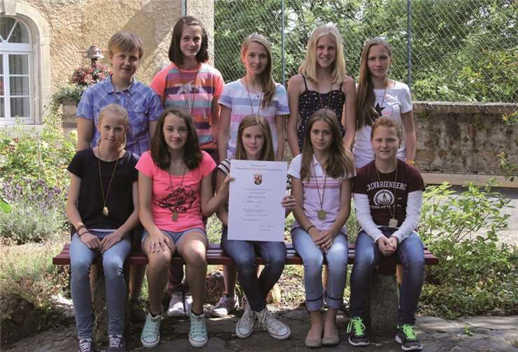 Die erfolgreichen Fußballerinnen präsentieren stolz die Landesschulmeister-Urkunde.privat