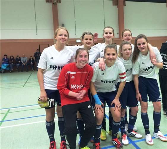 Die erfolgreichen Fußballmädels des 1. FC Rheinbach nach ihrem Turniersieg.Privat