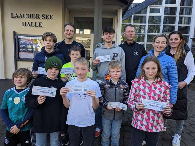 Die erfolgreichen Gewinner*innen mit zwei Vertretern der SG Mendig/Bell als Ausrichter des Bobbycar-Rennens Andreas Kempf und Thomas Bubig sowie die Vorsitzenden der Werbegemeinschaft der VG Mendig e.V. Dr. Irina Schlags und Eva Geisen-Schlich.  Foto: privat