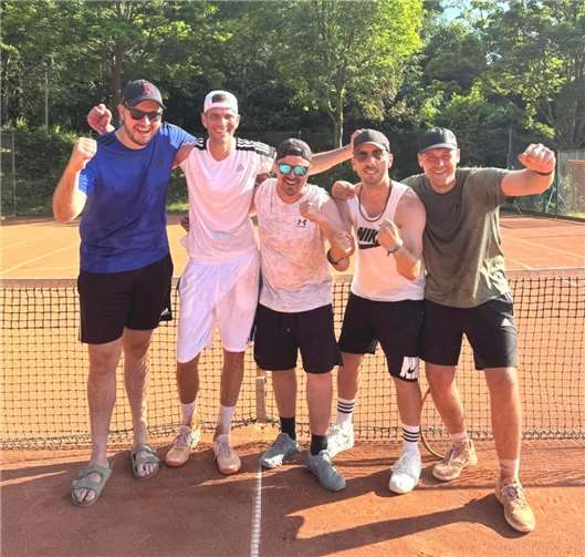 Versöhnlicher Abschluss der Medenrunde Die erfolgreichen Herren 30-2 nach ihrem Sieg und Aufstieg! Foto: privat