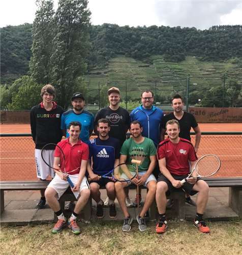 Die erfolgreichen Herren (hinten): Fabian Knöll, Tim Eckstein, Erik Heizmann, Daniel Probst und Marc Fischer sowie (vorn) Manuel Geis, Benedikt Schmidt, Peter Porz und Mario Koschinski.privat