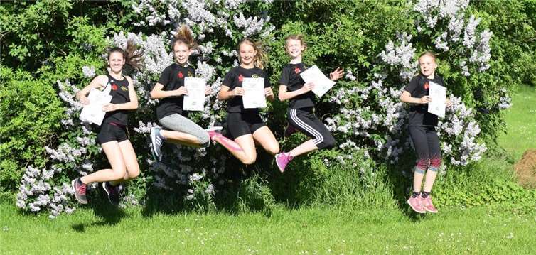 Die erfolgreichen Hochspringerinnen Sophia Zavelberg, Mia Zerwas, Nadine Laukat, Isabella Zavelberg und Lea Müller (v. l.).privat