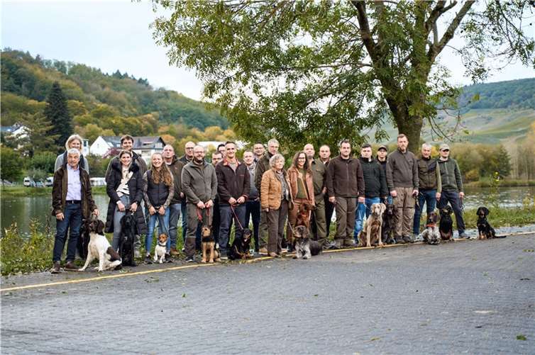 Die erfolgreichen Hunde-Gespanne nach Absolvieren der umfänglichen Brauchbarkeitsprüfung. Foto: TT