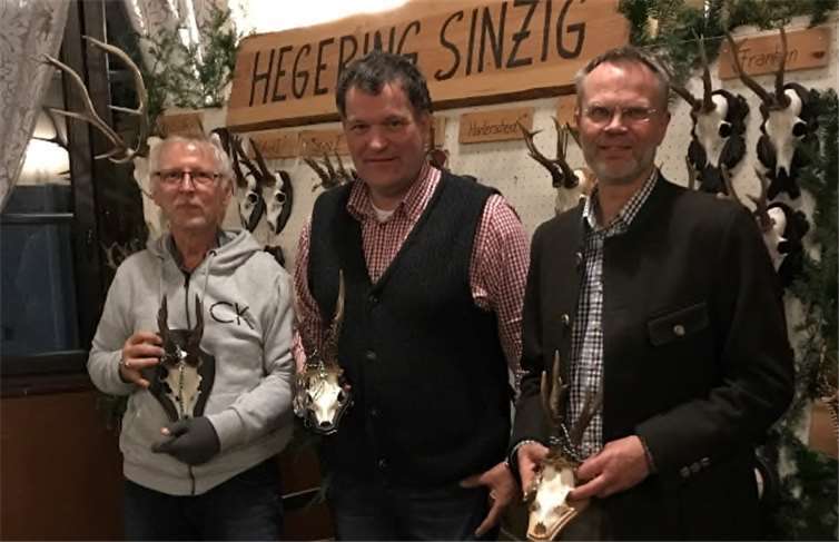 Die erfolgreichen Jäger: G. Pomp, V. Holy und T. Wickord mit ihren prämierten Trophäen. Privat