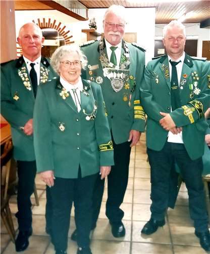 Die erfolgreichen Jäger auf den Königsvogel: v.li. Peter Heinzen (Kopf und Schweif), Roswitha Eberhard (rechter Flügel), Harald Günther (Schützenkönig) und Wolfgang Schmitz (linker Flügel).