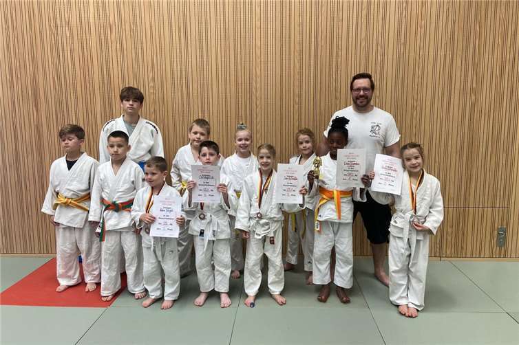Die erfolgreichen Judoka des ersten Kampftages. Von links nach rechts: Julian Domanski, David Burduniuc, Julian Domanski, Adam Szegeti, Timo Karbach, Christoph Selt, Ann-Sophie Lichtenberger, Juno Rockenfeller, Erik Rockenfeller, Dalia Touembou Weme, Betreuer Robert Rockenfeller, Romy Rockenfeller.Foto: privat