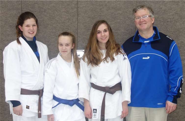Die erfolgreichen Judokas des SV Urmitz: (v.l.) Alexandra Stube, Francesca Bräse, Annika Chandoni und Trainer Uwe Schlaus. privat