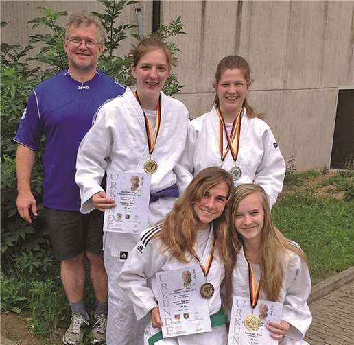 Die erfolgreichen Judokas vom SV Urmitz: Annika Chandoni, Francesca Bräse (vorne v.l.n.r.); Katharina und Alexandra Stube mit ihrem Trainer Uwe Schlaus (hinten).privat