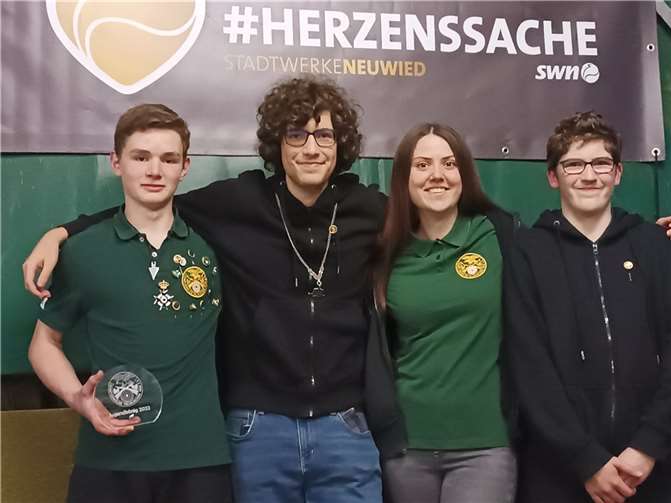 Die erfolgreichen Jugendlichen: v.l. Manuel Kilian (rechter Flügel), Leo Schmitz (Kopf und Rumpf), Elisa Schosser (Schweif), Lukas Meier (linker Flügel).  Quelle: Schützengilde Feldkirchen 1958 e.V.