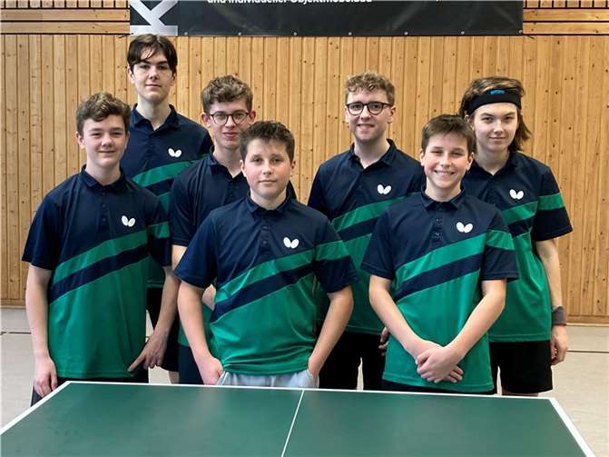 Die erfolgreichen Jungen U15 sowie U19 stehen hinter- und nebeneinander aufgereiht.  Foto: privat