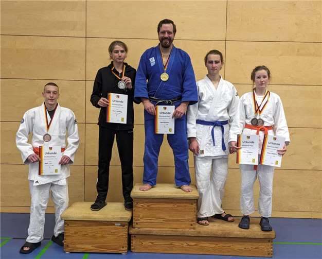 Die erfolgreichen Kämpfer des JC Neuwied. Von links nach rechts: Daniel Halov, Lennart Mecklenburg, Robert Rockenfeller, Kjell Mecklenburg und Doppel-Bronzemedaillengewinnerin Viktoria Weißenhorn.Foto: JC Neuwied