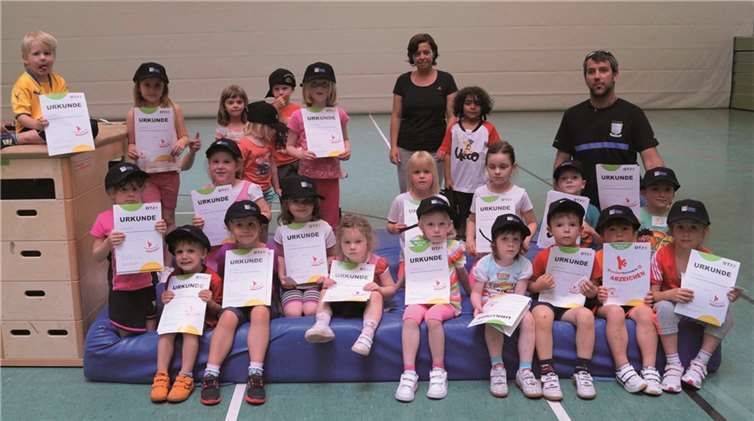 Die erfolgreichen Kinder des TuS Treis mit Übungsleiterin Claudia Keifenheim und dem 2. Vorsitzenden Tobias Keifenheim. TT