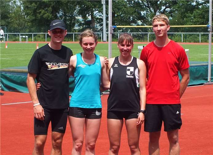 Die erfolgreichen LG-Athleten Niklas Iking (links), Jana Kramer (Zweite von links) und Andreas Giese (rechts). privat